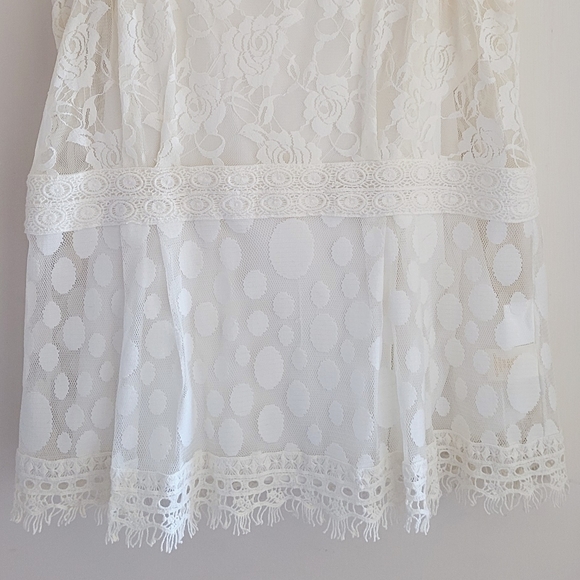 Beautiful Adiva Sleeveless Lace Top - Picture 2 of 5